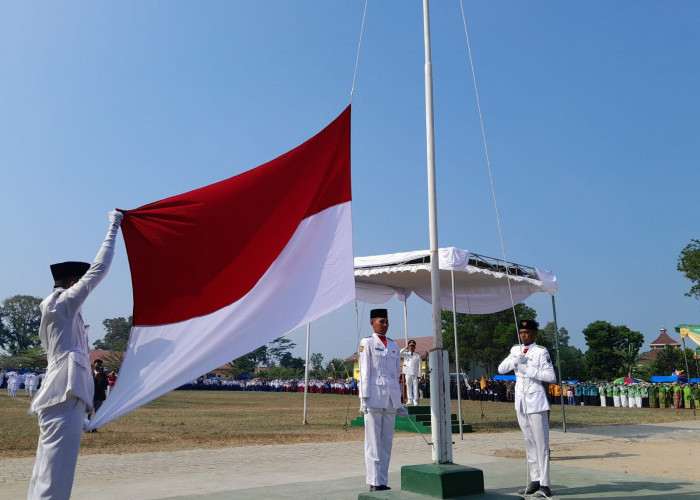 Momen HUT RI Ke-78, Camat Seputih Mataram Pimpin Upacara Pengibaran Bendera Merah Putih, Begini Momennya