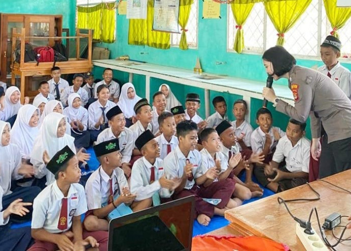 Potret Polwan Cantik Tulang Bawang Saat Ajar Anak Sekolah