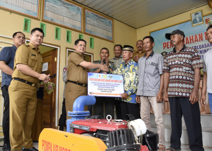 Pj Bupati Tulang Bawang Barat M Firsada Salurkan Bantuan Mesin Pompa Air untuk Gapoktan