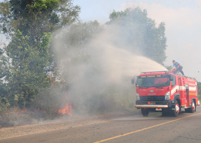 Prajurit Lanud BNY Padamkan Kebakaran Lahan di Jalan Lintas Sumatera Tulang Bawang