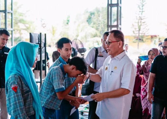 Pj Bupati Tulang Bawang Qudrotul Ikhwan Mengajar di SMAN 1 Banjar Agung, Berikan Challenge Berhadiah ke Siswa