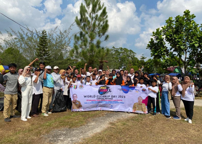 Peringati WCD 2023, Dinas Lingkungan Hidup Gotong Royong Ajak Masyarakat Bersihkan Sampah