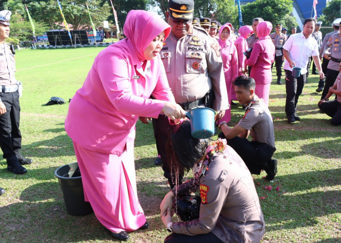 Asik, 21 Personel Polres Tulang Bawang Naik Pangkat, Langsung Diguyur Air Kembang